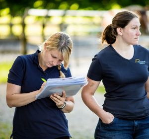 jemand füllt ein Formular aus