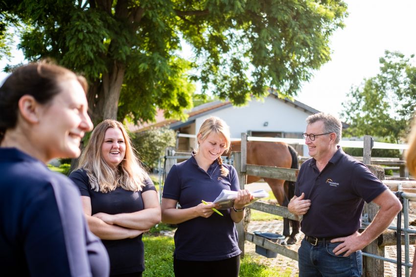 Mitarbeiter der Pferdeklinik Bieberstein im Gespräch
